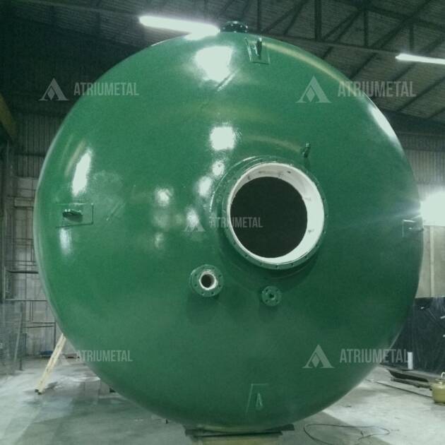 Floculador Industrial — floculador esférico verde em caldeiraria com porta circular e suporte amarelo