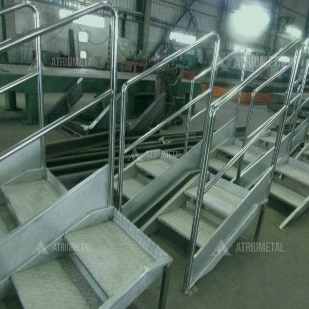 Escadas e Corrimões Industriais — escada metálica industrial em fabricação com foco na estrutura de acesso