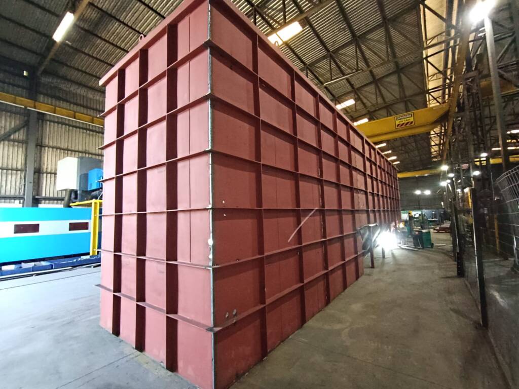 Estrutura metálica soldada de grande porte em fabricação na fábrica da Atriumetal