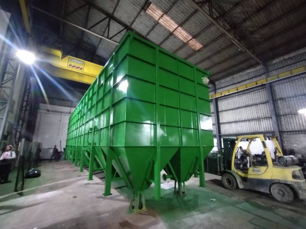Filtro industrial de grande porte fabricado pela Atriumetal em caldeiraria pesada