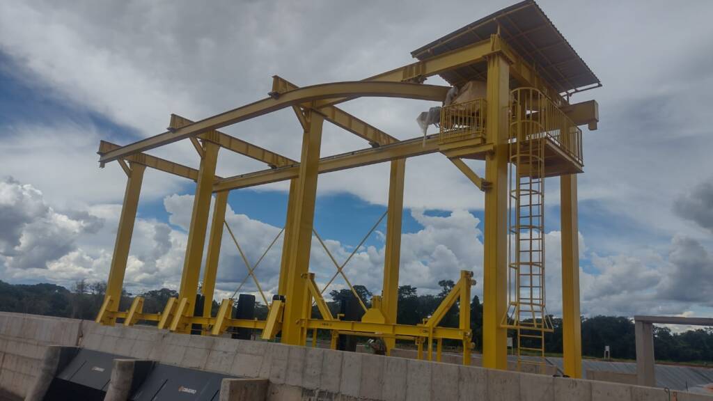 Pórtico metálico para PCH em instalação, fabricado pela Atriumetal