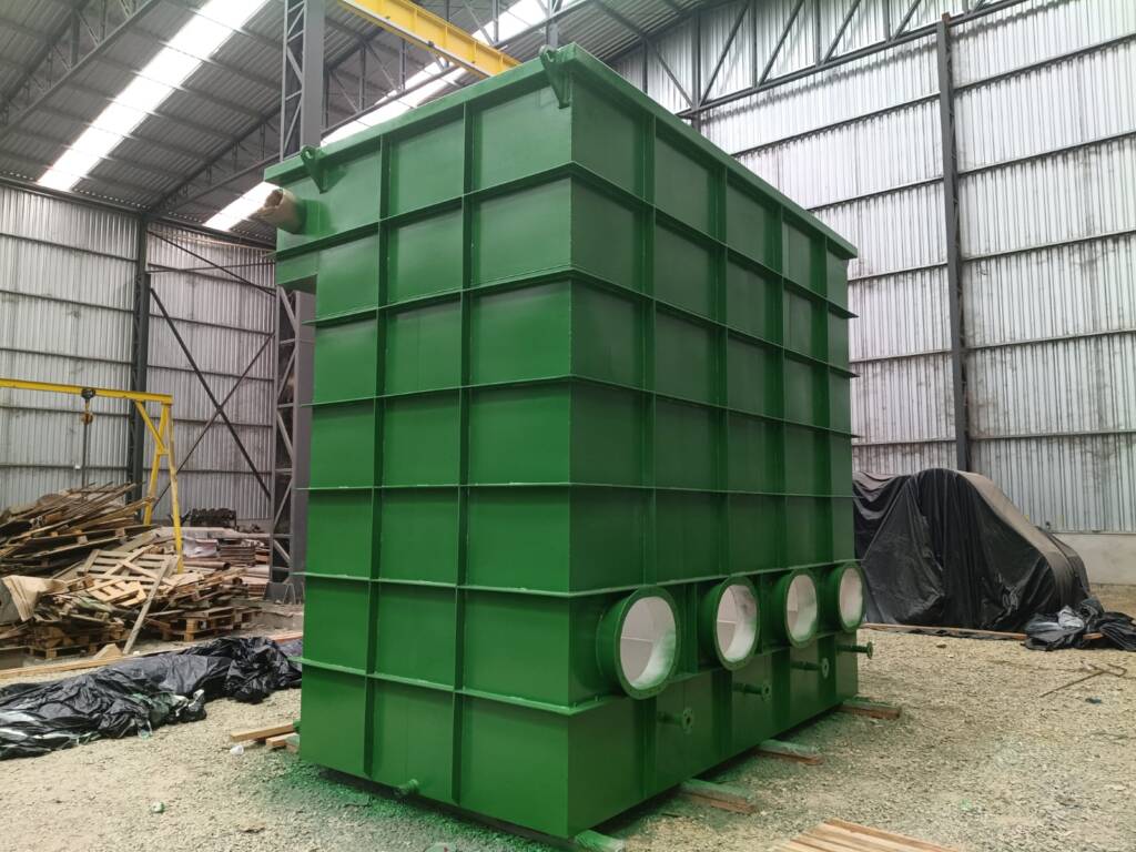 Tanque metálico de caldeiraria fabricado e pintado pela Atriumetal