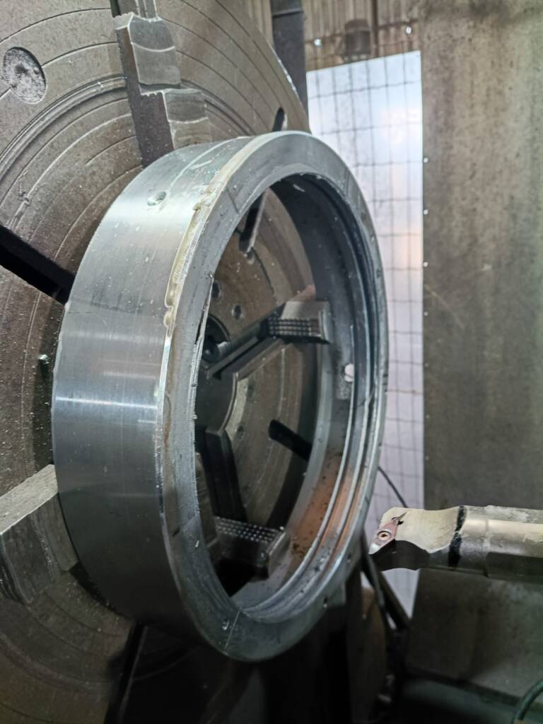 Usinagem de anel metálico em torno mecânico na Atriumetal