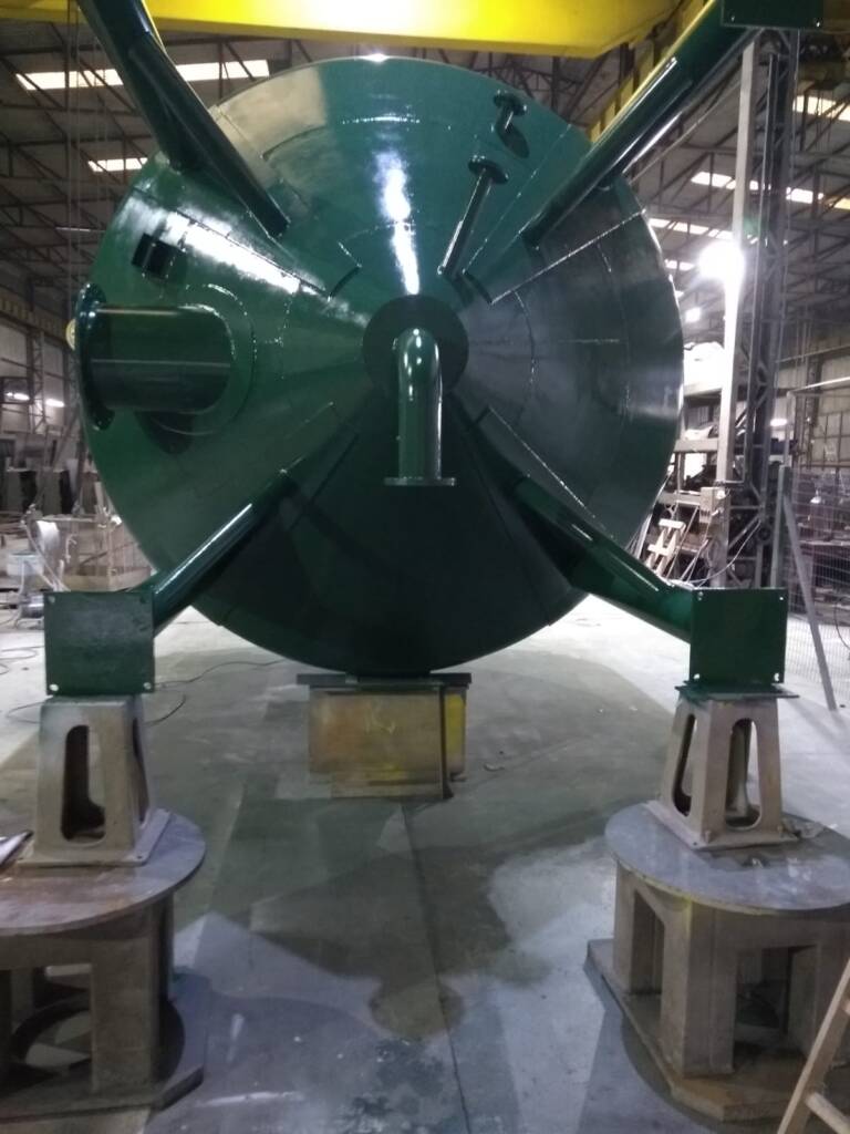 Vaso de pressão fabricado pela Atriumetal sobre suportes de montagem